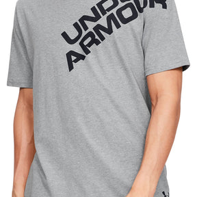 Polera manga corta con gráfico de la marca UA en el hombro para hombre