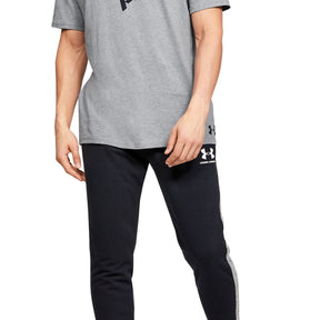 Polera manga corta con gráfico de la marca UA en el hombro para hombre