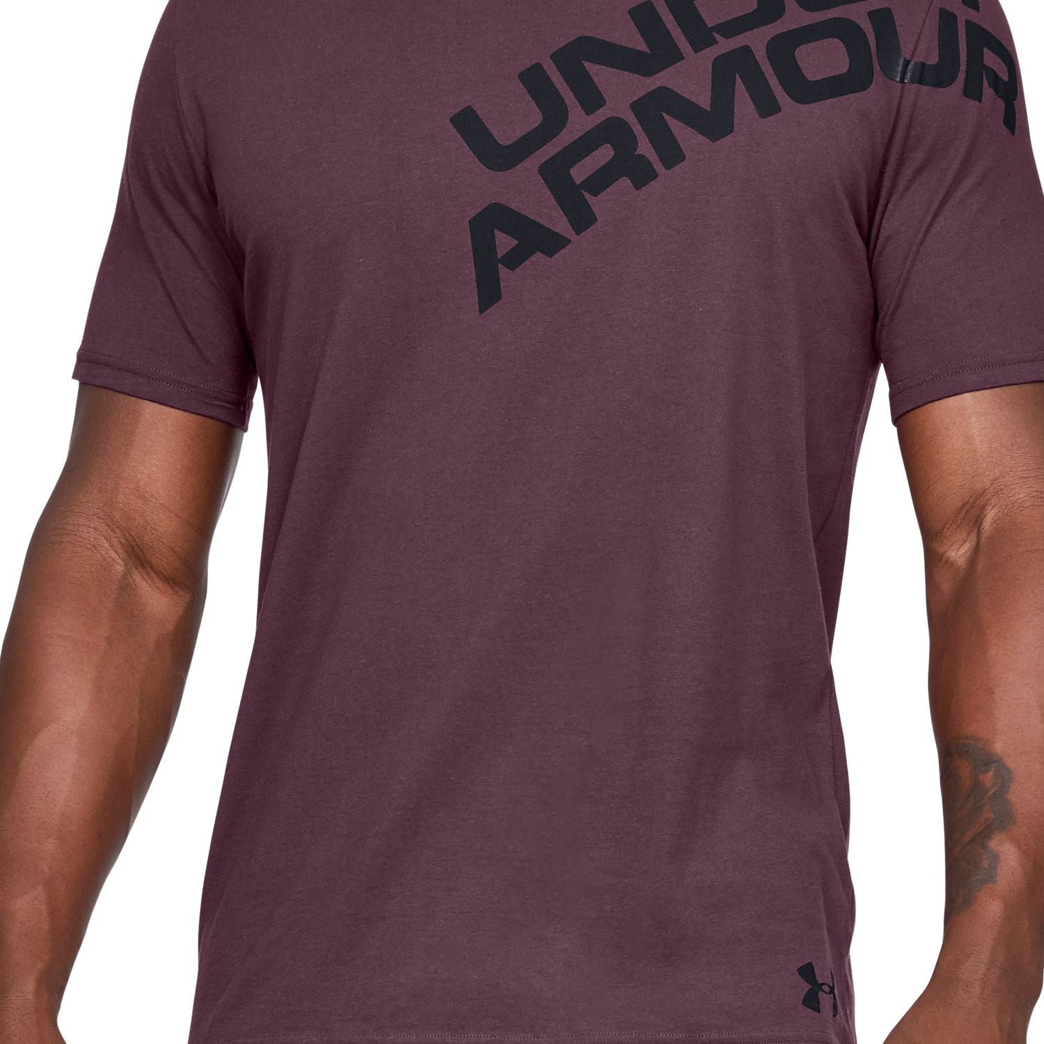 Polera manga corta con gráfico de la marca UA en el hombro para hombre