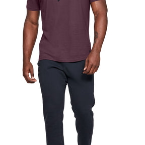 Polera manga corta con gráfico de la marca UA en el hombro para hombre