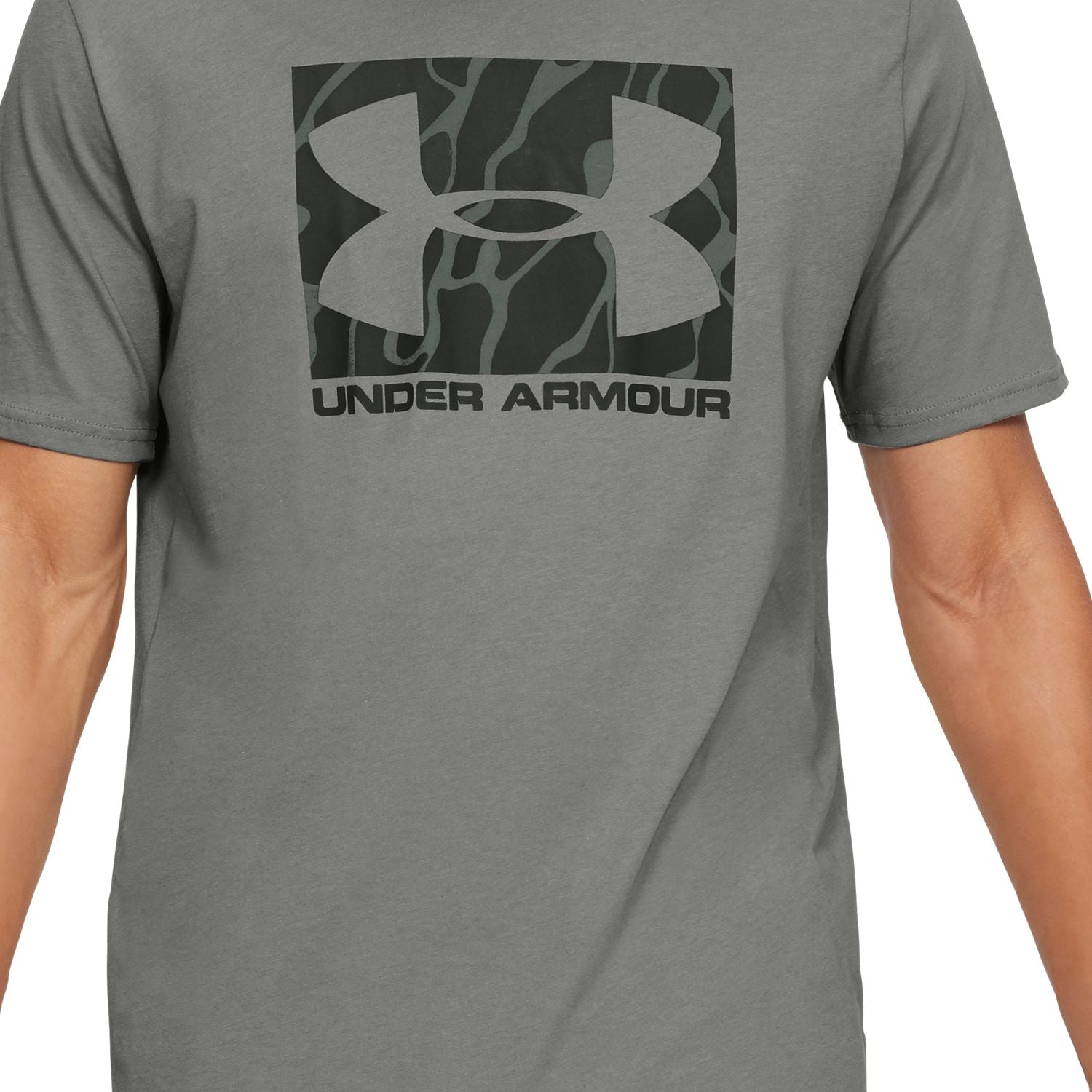 Polera Manga Corta UA Boxed Sportstyle Camo Fill para Hombre