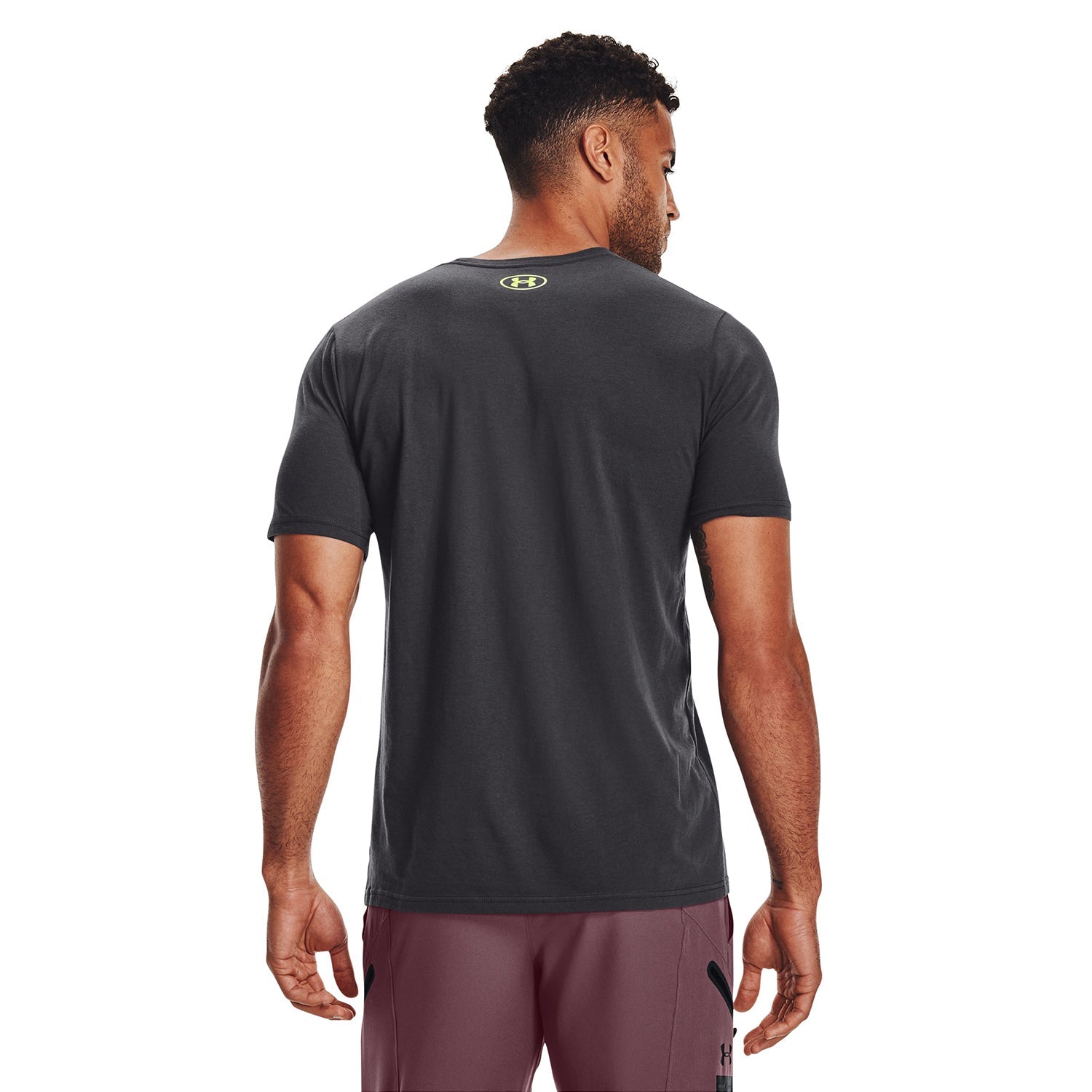 Polera manga corta UA Number Script para hombre